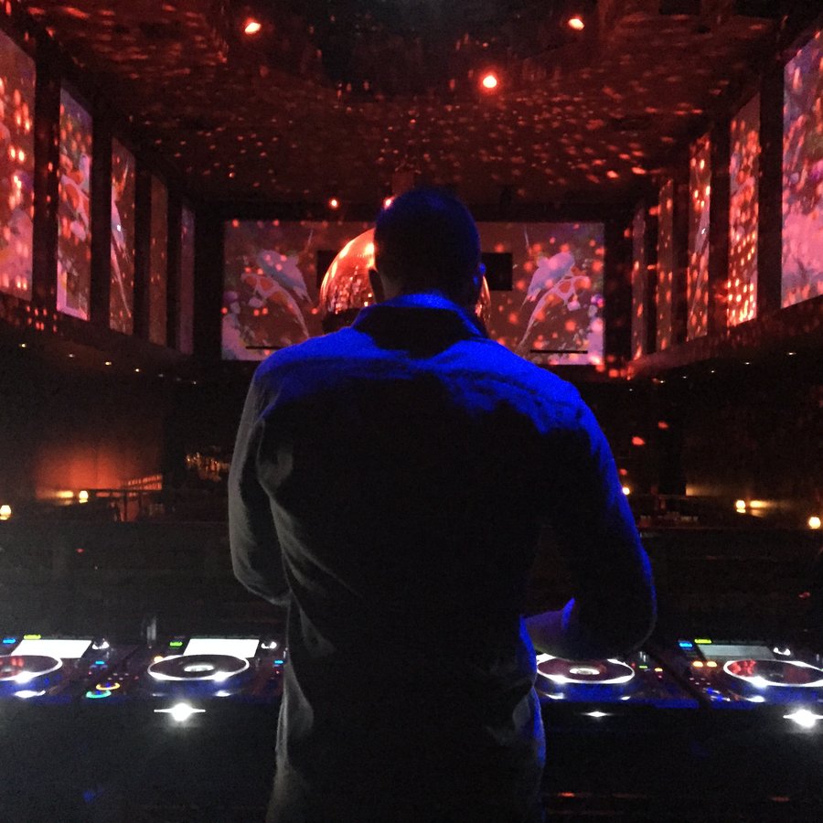 Porterhaus behind the decks, red lighting